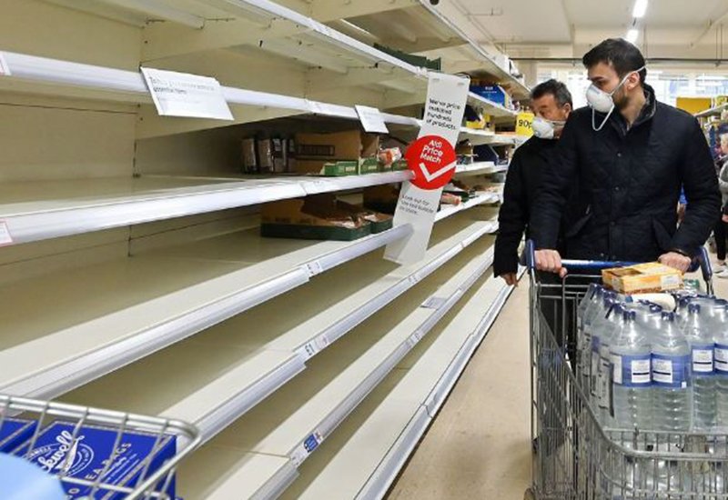 Các quầy hàng trong siêu thị tại London, Anh, trống trơn không còn gì. Người dân nước này đang lo lắng về tình trạng thiếu thực phẩm, nhu yếu phẩm trước sự bùng phát của dịch COVID-19.
