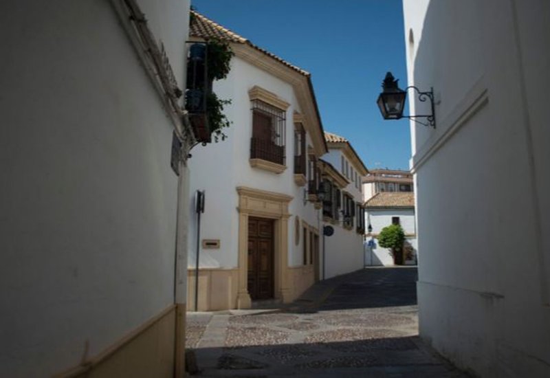 Con phố du lịch đông đúc tại Cordoba, Tây Ban Nha nay vắng lặng đến lạnh lẽo. Tây Ban Nha cũng là một trong những điểm nóng dịch bệnh tại châu Âu.

