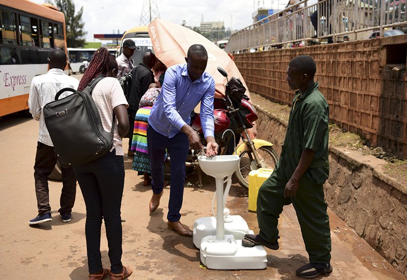 Một trạm rửa tay công cộng cho hành khách lên xe buýt được xây dựng tại trạm xe buýt Nyabugogo, thuộc thành phố Kigali, Rwanda.
