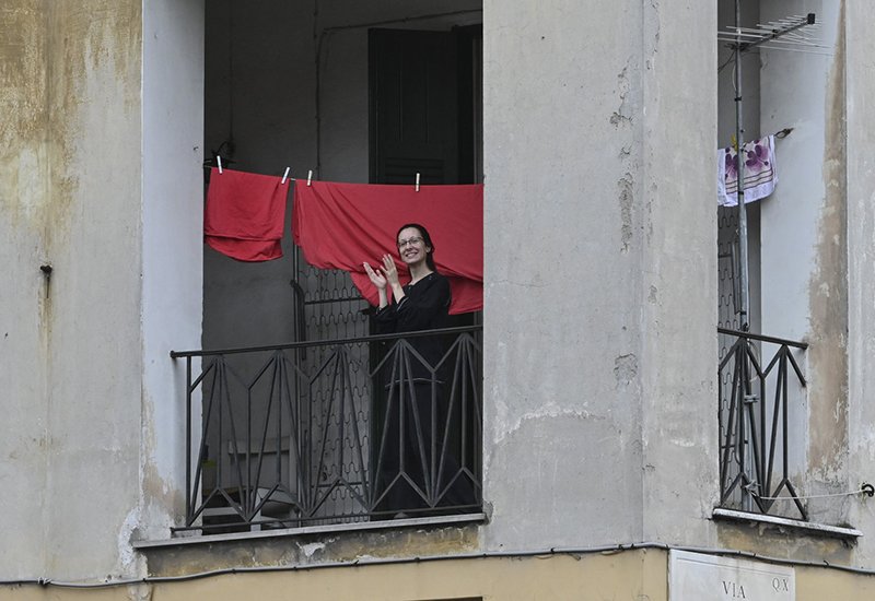 Một người phụ nữ tại thành phố Rome, nước Ý, đứng ra ban công để cùng hát và vỗ tay với rất nhiều người nhằm cổ vũ lẫn nhau sau lệnh cách ly và phong tỏa cả nước. Ý hiện là quốc gia chịu ảnh hưởng nặng nề nhất của dịch COVID-19, chỉ sau Trung Quốc.
