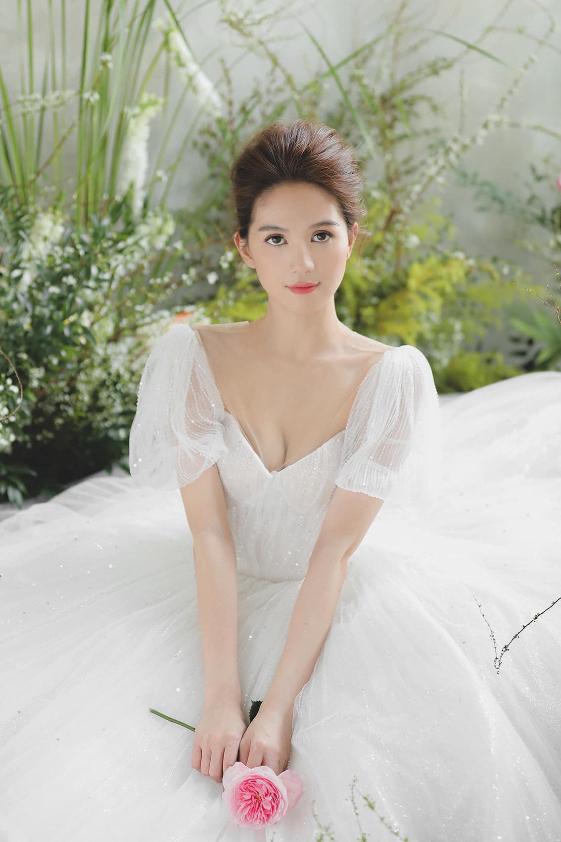 Diện váy gợi cảm, Ngọc Trinh bất cẩn để lộ miếng dán ngực kém tinh tế - 2