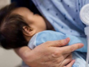 Sức khỏe - Người mẹ mắc COVID-19 có thể cho con bú không?