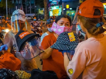 Người dân tích cực mua nón lá chắn phòng dịch COVID-19, chuyên gia khẳng định có thể phòng bệnh