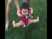 Clip Eva - Phản ứng "khó đỡ" của bé yêu khi lần đầu ngồi trên cỏ
