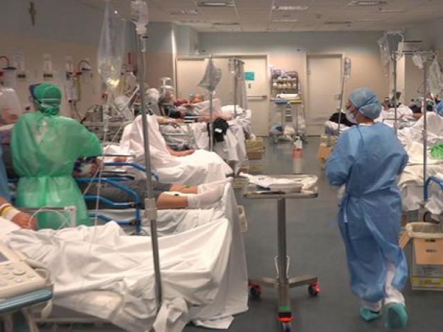 Ổ dịch COVID-19 nước Ý: Bệnh viện quá tải, bệnh nhân cao tuổi nằm la liệt ngoài hành lang