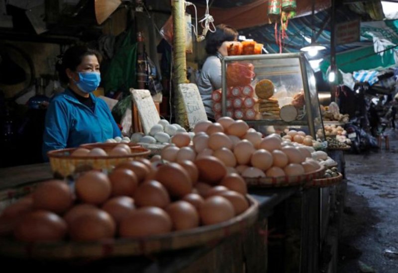 Một khu chợ vắng tanh tại Hà Nội, Việt Nam hôm 18/3. Người bán hàng cũng phải đeo khẩu trang để tự bảo vệ bản thân khỏi virus.
