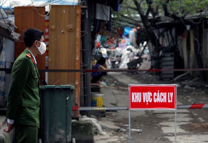 Chiến sĩ công an canh gác trước khu vực cách ly tại Hà Nội, Việt Nam hôm 13/3. Đây là khu vực có bệnh nhân đã nhiễm COVID-19 và phải cách ly trong ít nhất 14 ngày.
