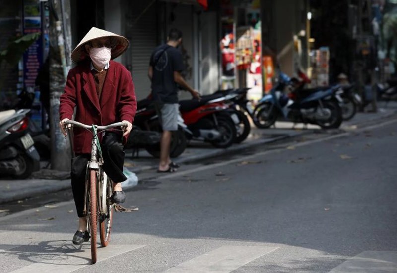 Con đường đông đúc của thủ đô Hà Nội nay vắng tanh, ít người qua lại do ảnh hưởng của dịch bệnh.
