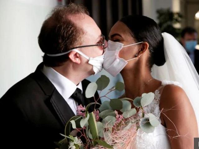 Cô dâu chú rể đeo khẩu trang hôn nhau giữa dịch COVID-19, không một ai tới dự đám cưới