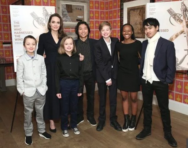 Chฦฐa rรต thแปฑc hฦฐ Jennifer cรณ quay vแป vแปi Brad Pitt hay khรดng, Angelina ฤรฃ cแบฅm cรด gแบทp bแปn trแบป - 2