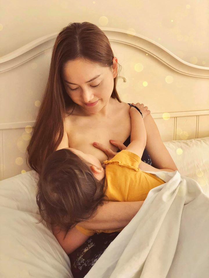 Diễn viên Lan Phương lộ ngực trần khi cho con gần 2 tuổi bú, dân mạng thi nhau nhận xét - 1