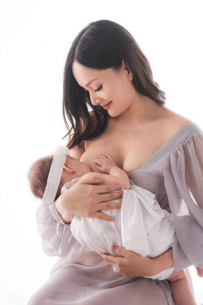 Diễn viên Lan Phương lộ ngực trần khi cho con gần 2 tuổi bú, dân mạng thi nhau nhận xét - 6