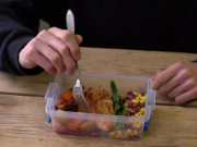 Sức khỏe - 8 vật dụng quen thuộc trong gia đình có thể biến thành độc hại nếu sử dụng không đúng cách