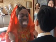 Clip Eva - Thấy cô dâu đeo mặt nạ xấu xí, chú rể ghi điểm đậm nhờ hành động siêu ngọt ngào