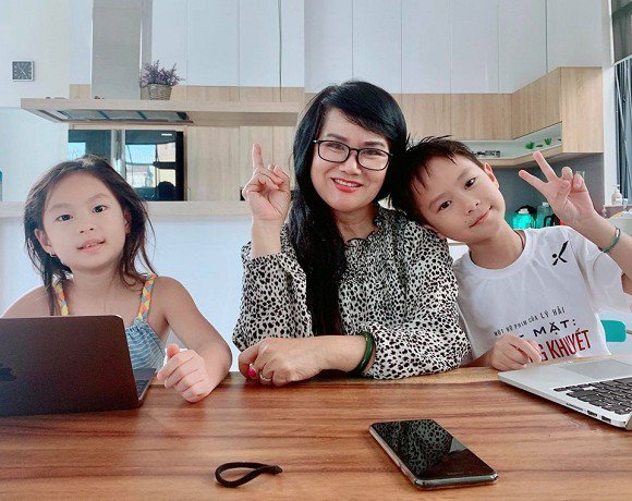 nhan sac me vo ly hai gay ngo ngang, hon con re 10 tuoi van tre dep the nay - 1