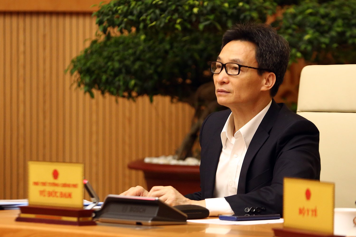 Phó Thủ tướng Vũ Đức Đam nhấn mạnh tinh thần phải khẩn trương, khẩn trương hơn nữa để ngăn chặn dịch virus corona (COVID-19) lây nhiễm trong cộng đồng. Ảnh: VGP/Đình Nam