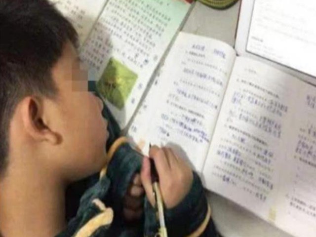 Bị mẹ ép học không cho đi ngủ, bé trai gục mặt xuống bàn và không bao giờ tỉnh nữa