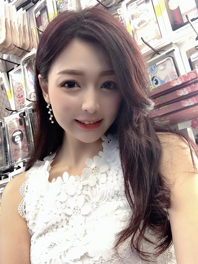 mac doc bikini ban sup o cho dem, co gai noi nhu con nho vong mot &#34;ngon ngon&#34; - 3