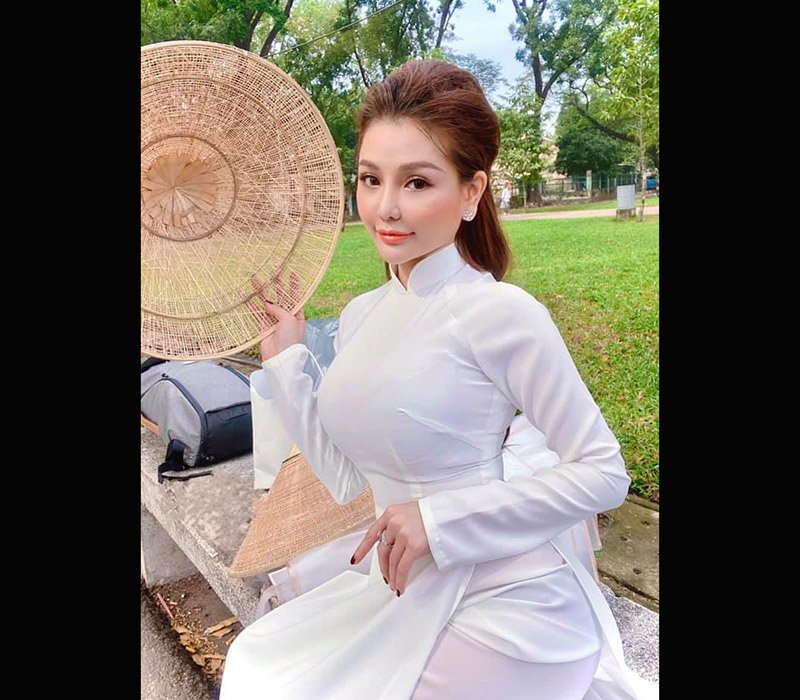 Thỉnh thoảng mới thấy được một phong cách thời trang tế nhị và kín đáo của Mon 2K, đó chính là lần cô diện áo dài trắng như nữ sinh. 

