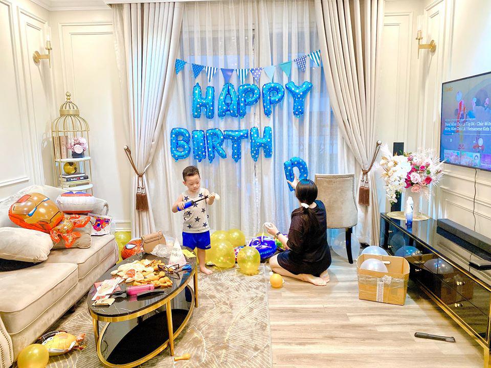 Ly kute tổ chức sinh nhật hoành tráng cho con trai 5 tuổi, bé bóc quà mỏi tay - 9