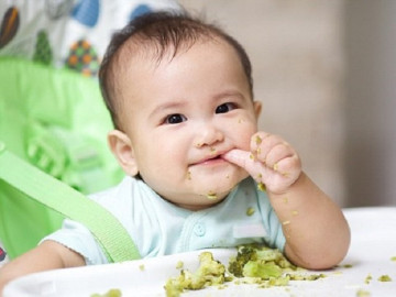 Chế độ ăn cho trẻ trước 1 tuổi để bé phát âm và tập nói làu làu