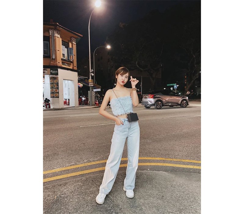 Áo crop-top và quần jeans cạp cao vốn là hai items có khả năng "hack" dáng vô cùng hiệu quả, giúp người diện trông thon thả, cao ráo hơn.
