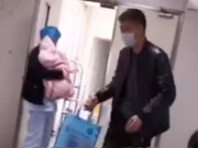 Bà bầu - Chờ vợ đẻ, y tá vừa bế cặp song sinh ra ông bố mặt méo xệch liền bỏ chạy