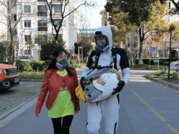 Soái ca Trung Quốc phát minh bộ đồ chống dịch cho con với phong cách ngoài hành tinh