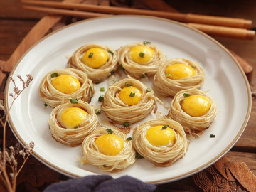 Nhà chỉ còn trứng cút và mì, mẹ nhanh tay biến tấu làm món đẳng cấp như nhà hàng