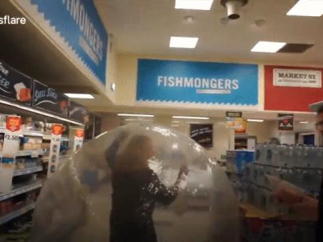 Clip Eva - Sợ nhiễm COVID-19, người phụ nữ Anh đi chợ bằng bóng hơi