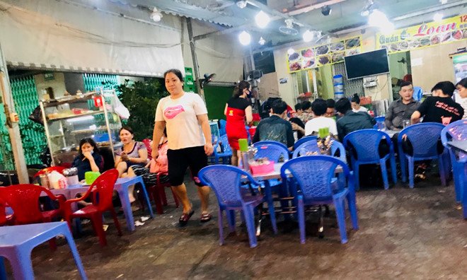 bat chap lenh cam tu tap vi covid-19, hang nghin nguoi ra bien tam, sieu thi khai truong ram ro - 8
