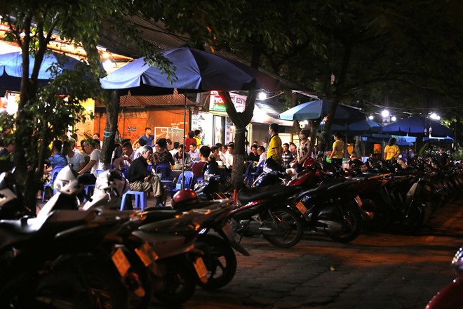 bat chap lenh cam tu tap vi covid-19, hang nghin nguoi ra bien tam, sieu thi khai truong ram ro - 6