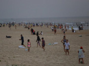 Tin tức - Bất chấp lệnh cấm tụ tập vì COVID-19, hàng nghìn người ra biển tắm, siêu thị khai trương rầm rộ