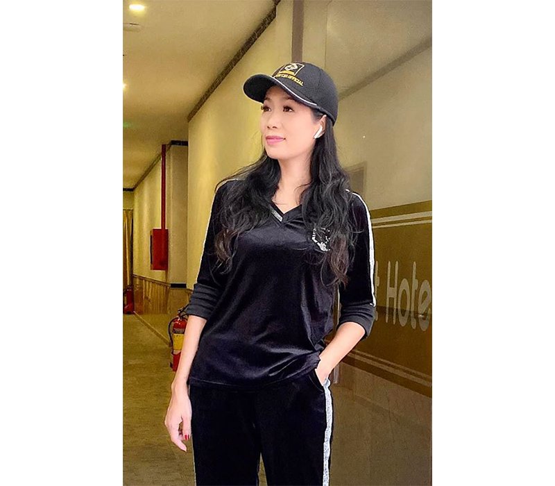Nhìn hình ảnh Trịnh Kim Chi diện bộ đồ thể thao phối cùng mũ lưỡi trai cá tính, nhiều người hẳn sẽ không tin rằng cô đã sắp bước sang tuổi 50.
