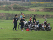 Tin tức - Bất chấp lệnh cấm, hàng trăm người vẫn đổ ra chân cầu Vĩnh Tuy tụ tập vui chơi