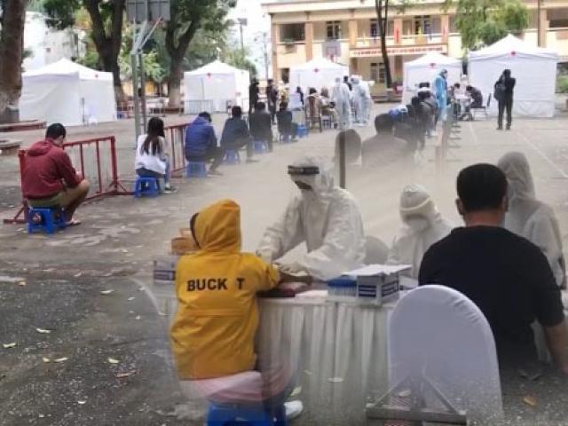 Người dân gần bệnh viện Bạch Mai đi test nhanh COVID-19: Âm tính rồi nhưng không thể chủ quan