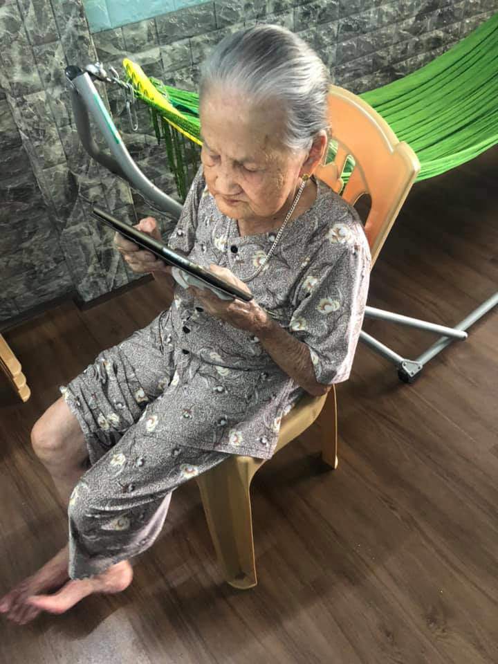 Không ra đường mùa dịch COVID-19, người dân đi lễ chùa, lễ nhà thờ online theo cách ít thấy - 3