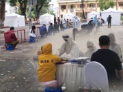 Tin tức - Người dân gần bệnh viện Bạch Mai đi test nhanh COVID-19: Âm tính rồi nhưng không thể chủ quan