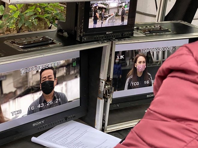 Về Nhà Đi Con bản COVID-19: Thư bịt khẩu trang, rưng rưng nhìn bố chồng qua hàng rào cách ly - 2