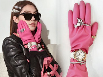 Hoa hậu con nhà giàu Jolie Nguyễn đeo găng tay rửa bát mà dát toàn đá quý, kim cương