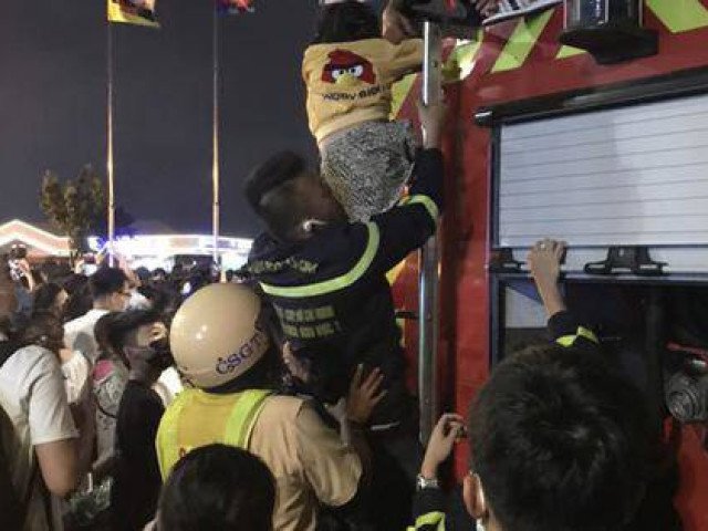 Tin tức 24h: Lời kể của người mẹ tuột tay lạc con gái giữa biển người ở phố đi bộ