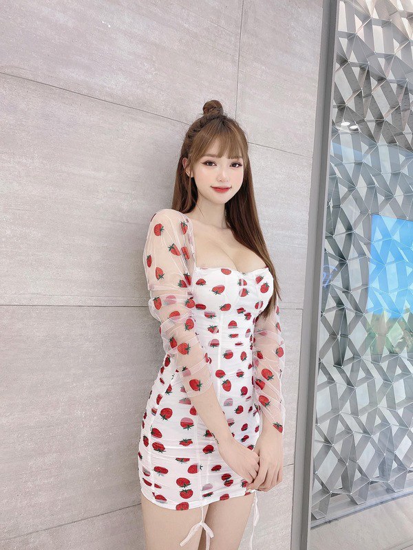 Mặc chiếc váy “tàng hình” dáng ôm sát, hot girl mê hoặc CĐM với đường cong mướt mắt - 19