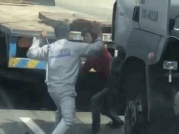  Clip: Va chạm, 2 tài xế cầm hung khí đánh nhau loạn xạ trên quốc lộ 