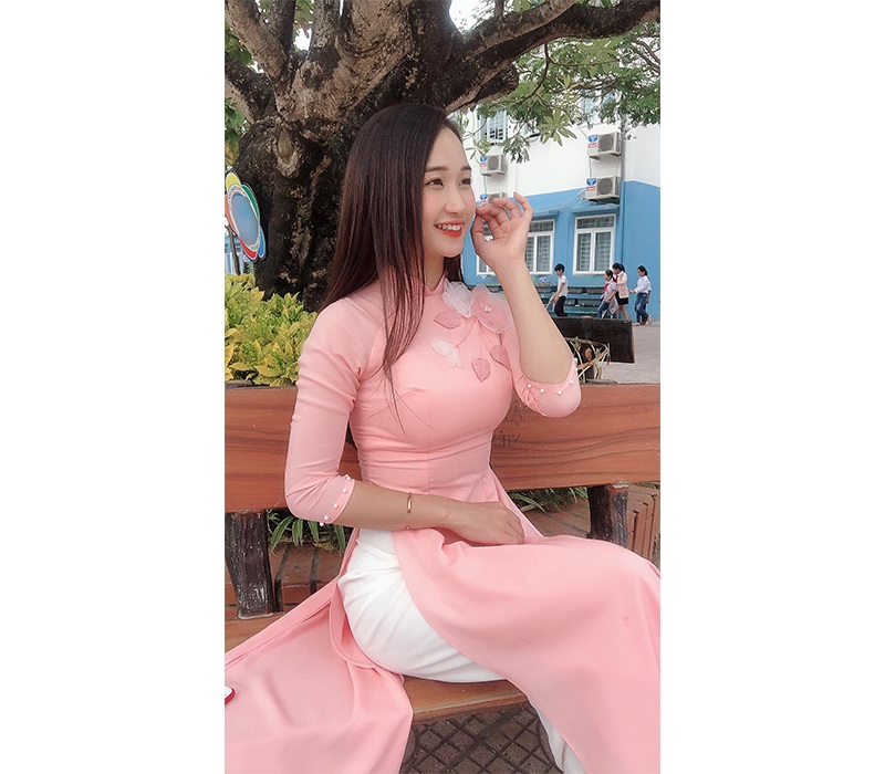 Không hoạt động trong giới showbiz, cũng không phải một hot girl hay người mẫu ảnh, Lưu Thị Phương Thảo được biết tới là một cô giáo tiểu học. Tuy nhiên, bởi sở hữu sắc vóc nổi bần bật, nữ giáo viên này vẫn nhận được không ít sự quan tâm của cư dân mạng Việt.
