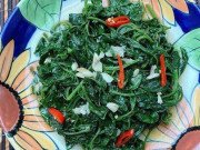 Xem ăn chơi - Đem cây mọc dại đầy ngoài đồng về xào tỏi, tưởng dở ai ngờ khách nức nở khen ngon
