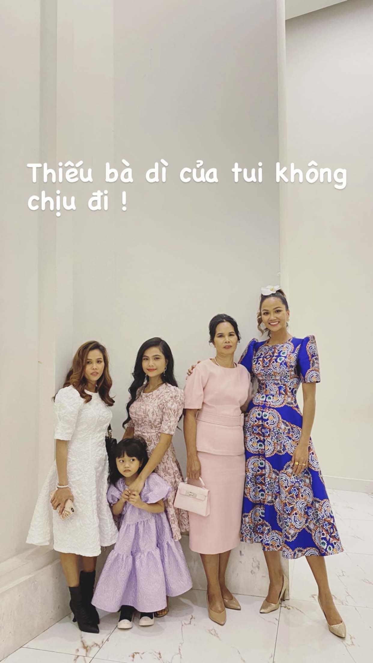 Hiếu thảo chọn đồ cho mẹ đi tiệc, Hamp;#39;Hen Niê chứng tỏ tài lẻ làm stylist thượng thừa - 5