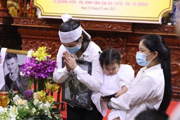 Câu nói hồn nhiên làm ai cũng đau lòng từ con gái 2 tuổi của Vân Quang Long - 4