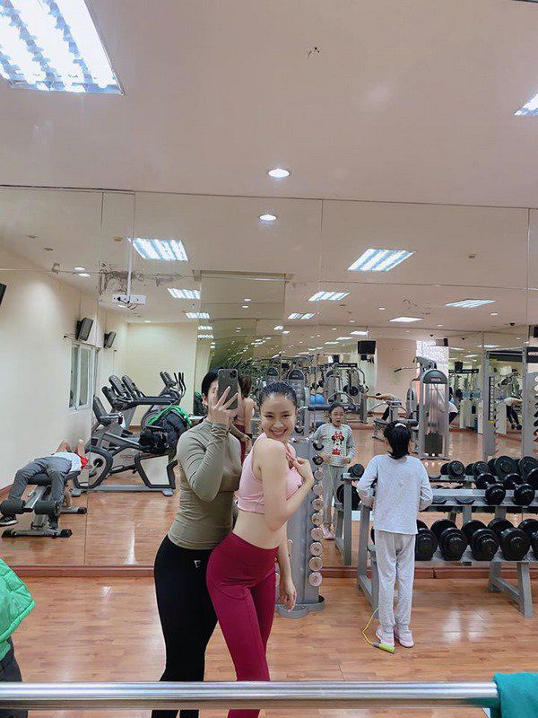 Chạm trán “tiểu tam” kém 14 tuổi, Hồng Diễm thua thiệt chiều cao, lấn lướt đường cong vóc dáng  - 12