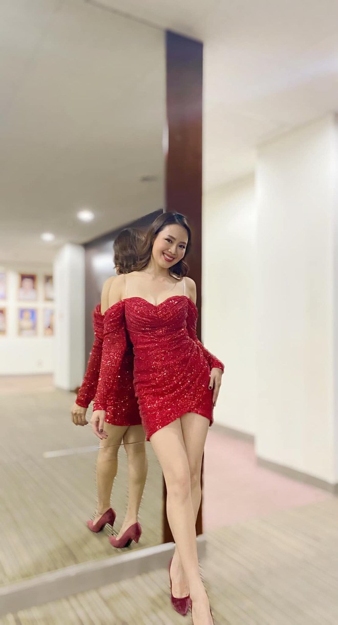 Chạm trán “tiểu tam” kém 14 tuổi, Hồng Diễm thua thiệt chiều cao, lấn lướt đường cong vóc dáng  - 1