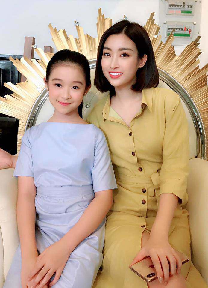Lần 2 gặp Đỗ Mỹ Linh, bé gái Cần Thơ chuyên đọ sắc Hoa hậu lấn át, khác lần đầu - 3